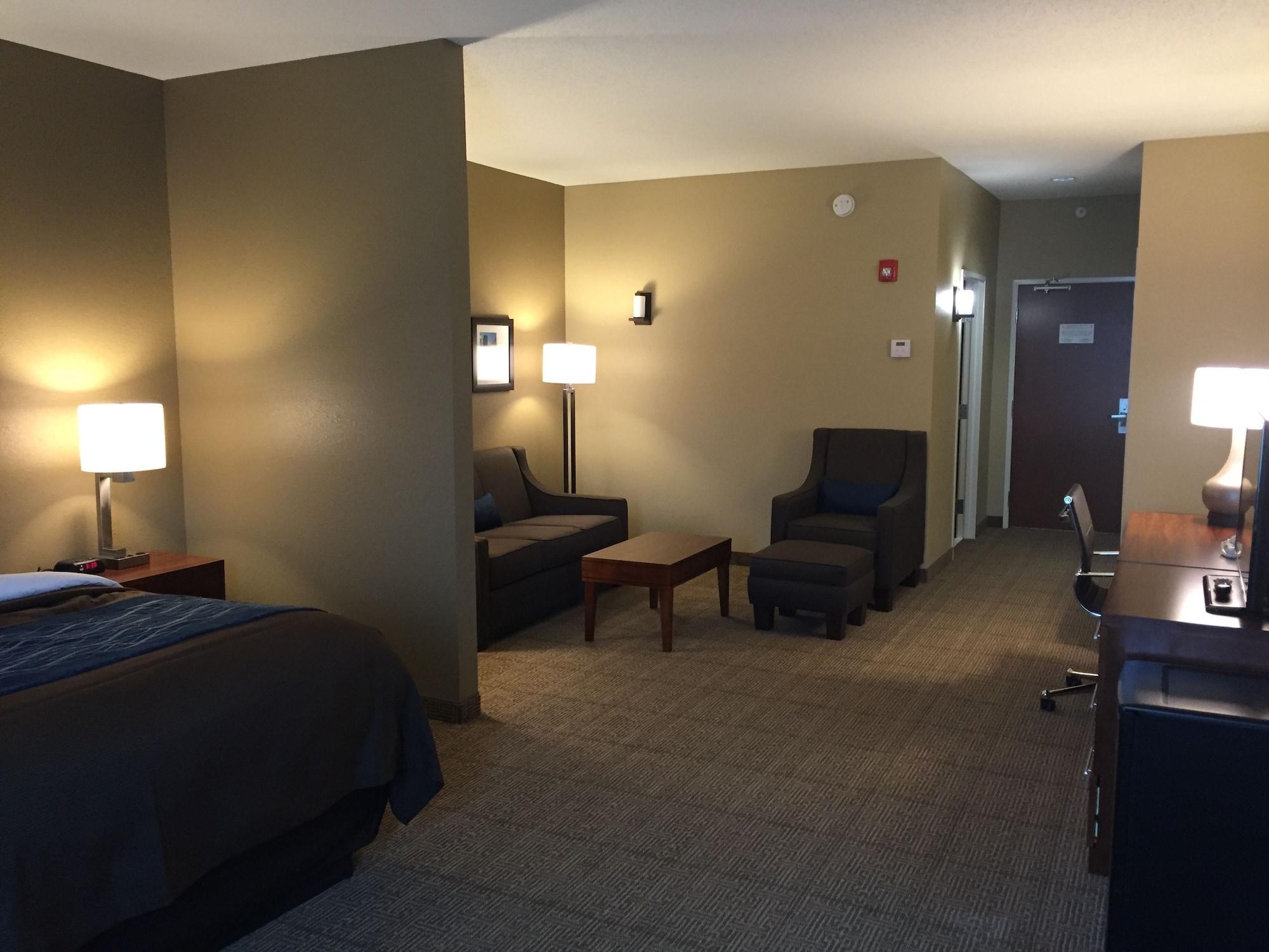 Comfort Inn & Suites Lynchburg Airport - University Area Exterior photo