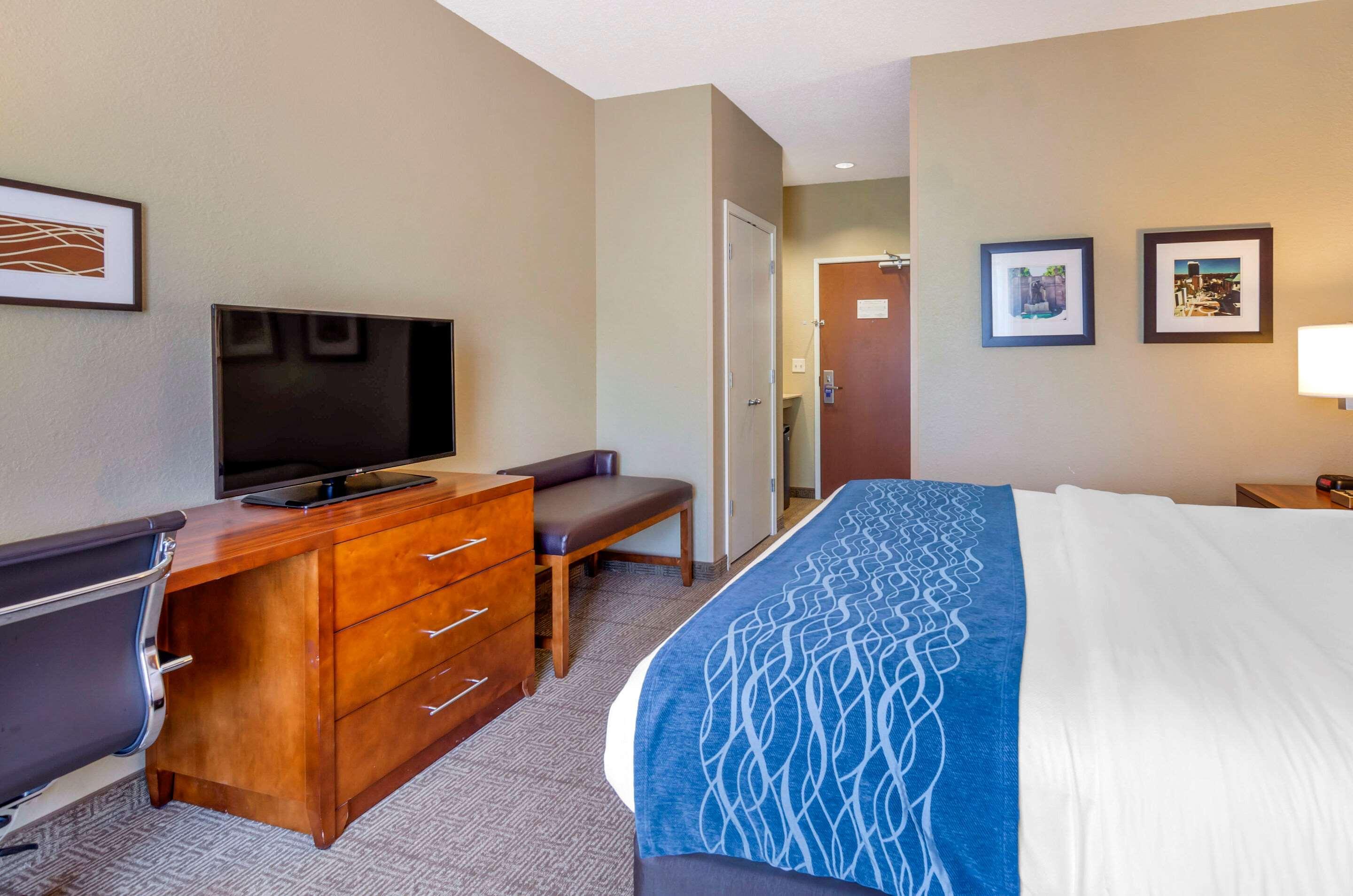 Comfort Inn & Suites Lynchburg Airport - University Area Exterior photo