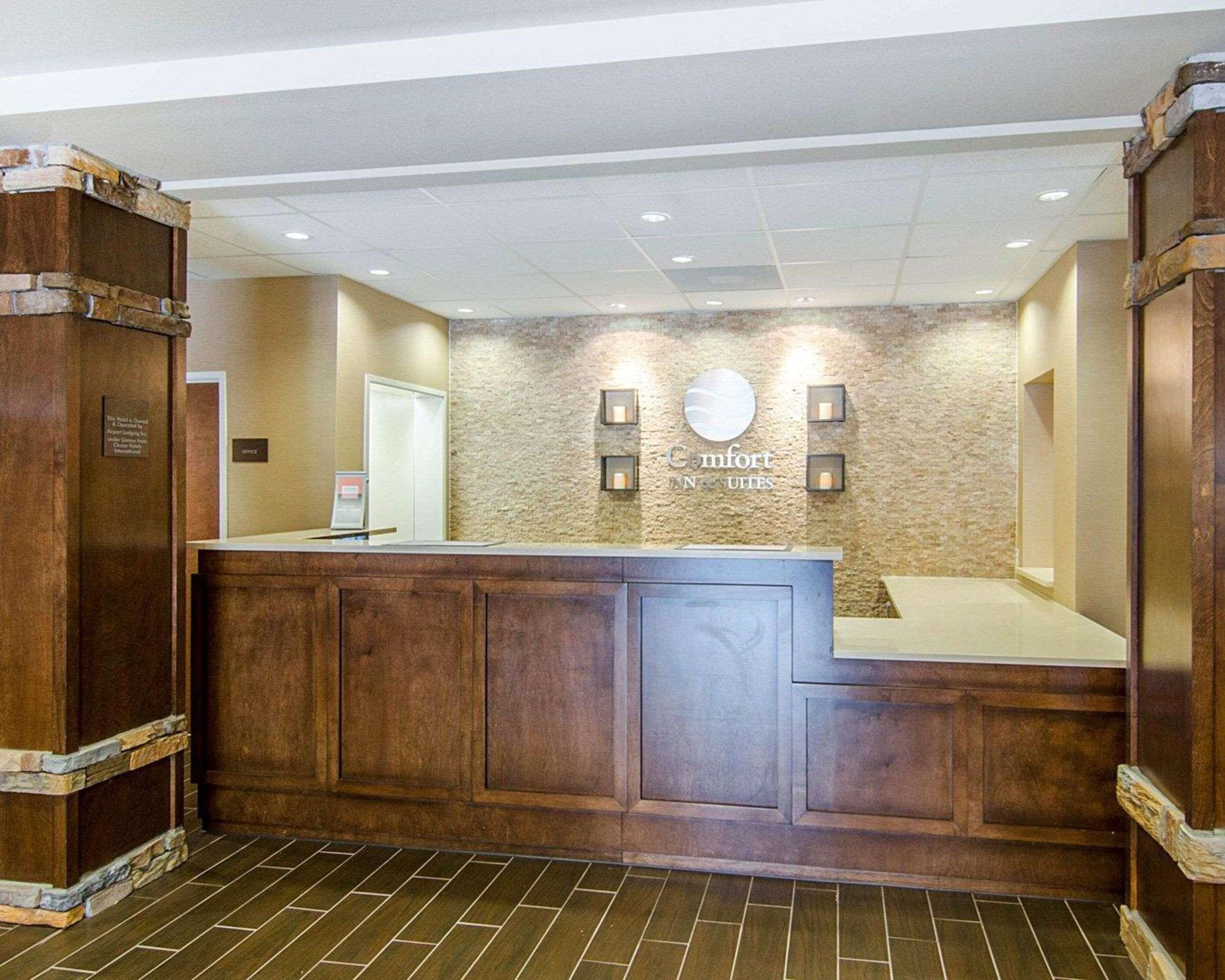 Comfort Inn & Suites Lynchburg Airport - University Area Exterior photo