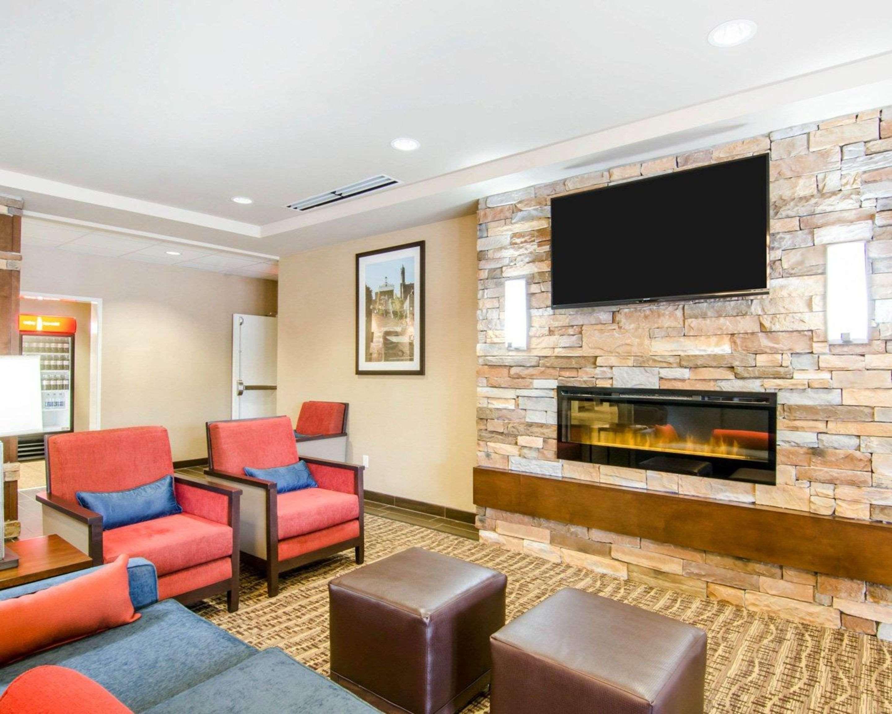 Comfort Inn & Suites Lynchburg Airport - University Area Exterior photo