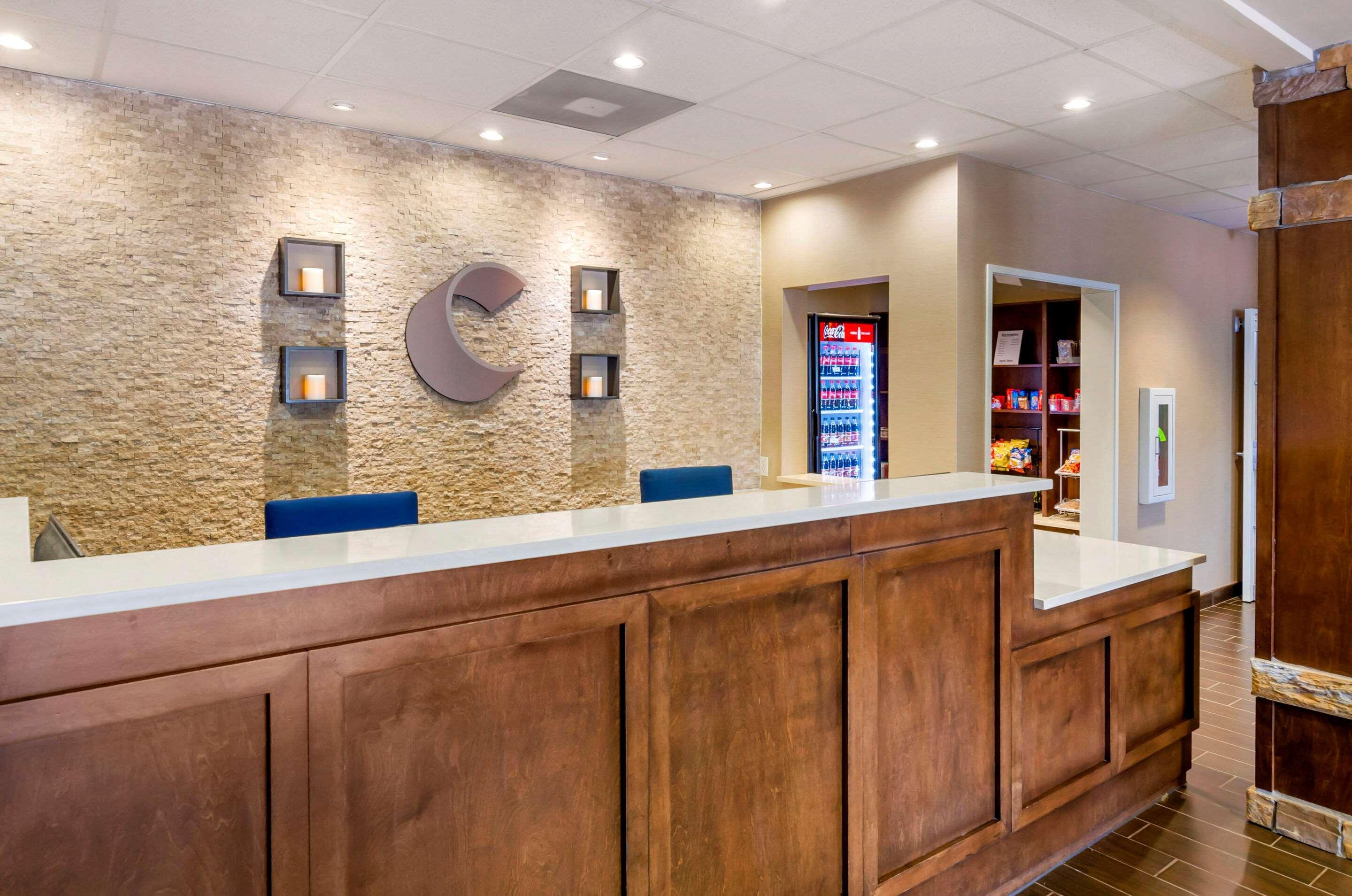 Comfort Inn & Suites Lynchburg Airport - University Area Exterior photo